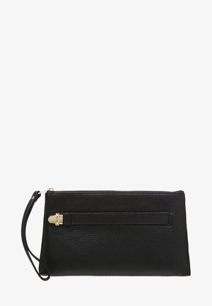 Pochette en cuir noir texturé avec détail de fermoir doré et bracelet pour poignet, forme rectangulaire, fermeture éclair sur le dessus.