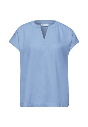 Lichtblauw blouse met korte mouwen, een ronde halslijn en een kleine V-vormige inkeping aan de voorkant, gemaakt van gladde stof.