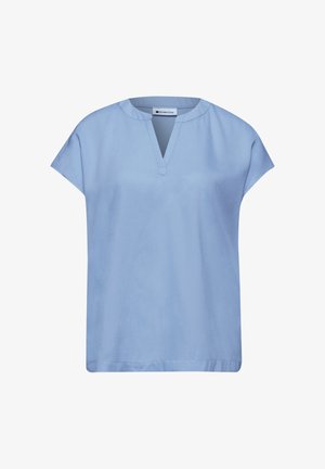 Lichtblauw blouse met korte mouwen, een ronde halslijn en een kleine V-vormige inkeping aan de voorkant, gemaakt van gladde stof.