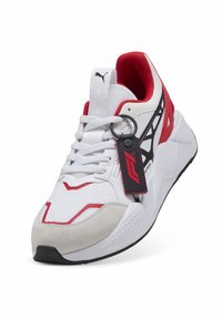 Biały but sportowy z czerwonymi akcentami, teksturowaną cholewką, miękkim kołnierzem i czarnymi detalami. Posiada gumową podeszwę i zawieszkę.