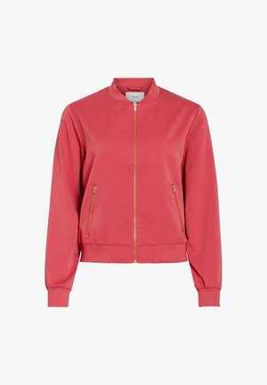 Punane pommitajate stiilis jakk, millel on kuldne täis-ees lukk, kaks lukuga taskut, soonikkoes krae, mansetid ja vöökoht, esitletud valgel taustal.