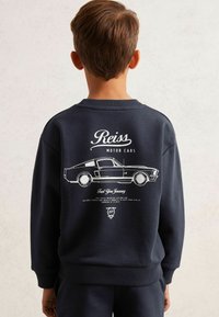 Dunkelblaues Sweatshirt mit Rundhalsausschnitt, auf der Rückseite mit einem weißen Vintage-Autografik sowie dem Text "Reiss Motor Cars" und "Fuel Your Journey".
