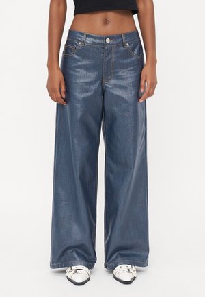 Brede denim jeans in een donkerblauwe wassing. Kenmerken zijn onder andere een sluiting met een knoop aan de voorkant, vijf zakken en contrasterende stikdetails.
