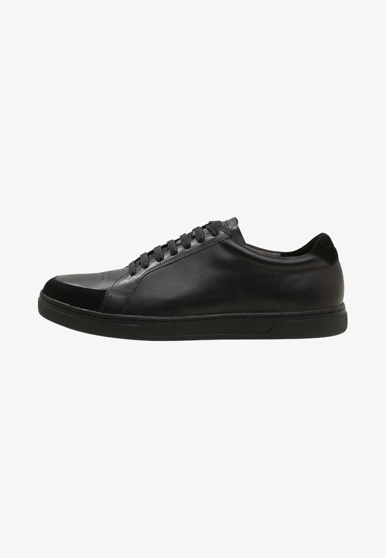 Schwarze Leder-Sneaker mit glatter Oberfläche, runder Zehenpartie, Schnürdesign und Gummisohle. Besitzt dezente Nähte und ein minimalistisches Profil.