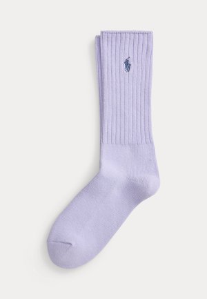 Lys lilla ribstrikket crew-sok med mørkeblå broderet hest og rytter logo på læggen, vist fladt på hvid baggrund.