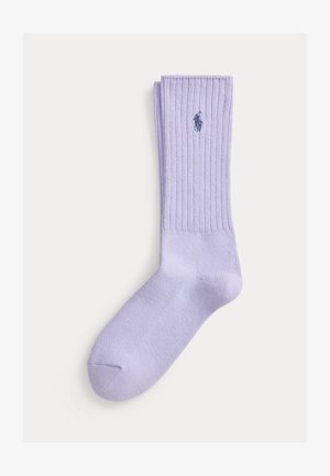 Lichtpaarse geribbelde crew-sok met donkerblauw geborduurd paard- en ruiterlogo op de kuit, plat weergegeven op een witte achtergrond.