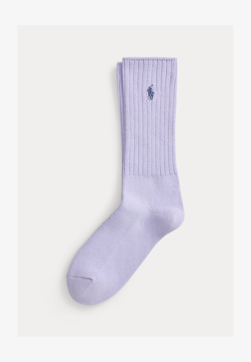 Šviesiai violetinė dėlionė kojinė su tamsiai mėlynu siuvinėtu žirgu ir raiteliu ant blauzdos, parodyta plačiai ant balto fono.