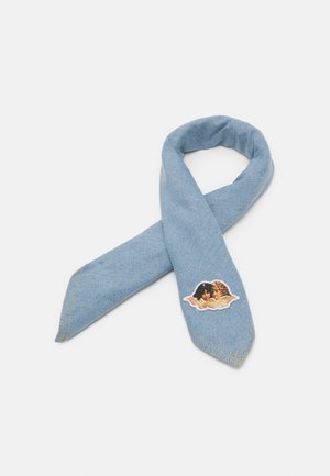 Bufanda de mezclilla azul claro con costuras naranjas y un parche con dos querubines con alas cerca del extremo puntiagudo.