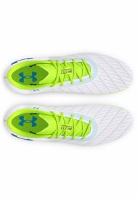 Scarpe sportive bianche con tomaia testurizzata, accenti verde brillante, dettagli blu e lacci piatti, progettate per prestazioni e comfort.