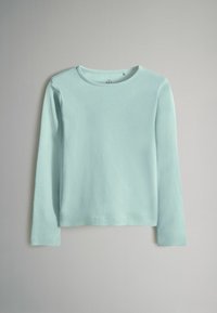 Šviesiai mėlyna ilgomis rankovėmis marškinėliai, pagaminti iš minkštos medžiagos, su apvaliu kaklu ir tiesiu kraštu, turintys lygų paviršių ir minimalų dizainą.