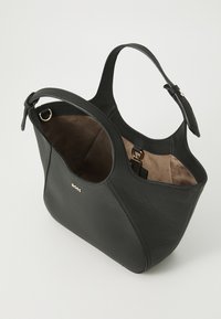 Sac en cuir noir avec un extérieur texturé, une marque dorée, une large bandoulière unique et un intérieur doux en marron. Design ouvert pour un accès facile.