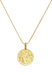 Zlata ogrlica z okroglim obeskom z teksturo na nežnem verižici, z gladko površino, ki odbija svetlobo.