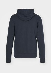 Sudadera con capucha azul marino hecha de tela suave, con un bolsillo tipo canguro, puños acanalados y una capucha con cordón en la parte trasera.