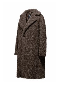 Cappotto marrone shaggy con colletto a rotondo, maniche lunghe e un esterno texture fluffy. Il tessuto interno è liscio e marrone scuro.