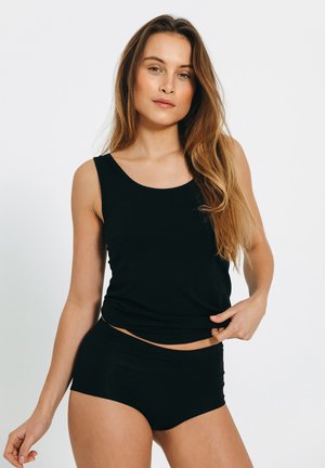 Sort top og koordinerede shorts lavet af blødt stof. Toppen har en rund halsudskæring, og shortsene har en glat talje.