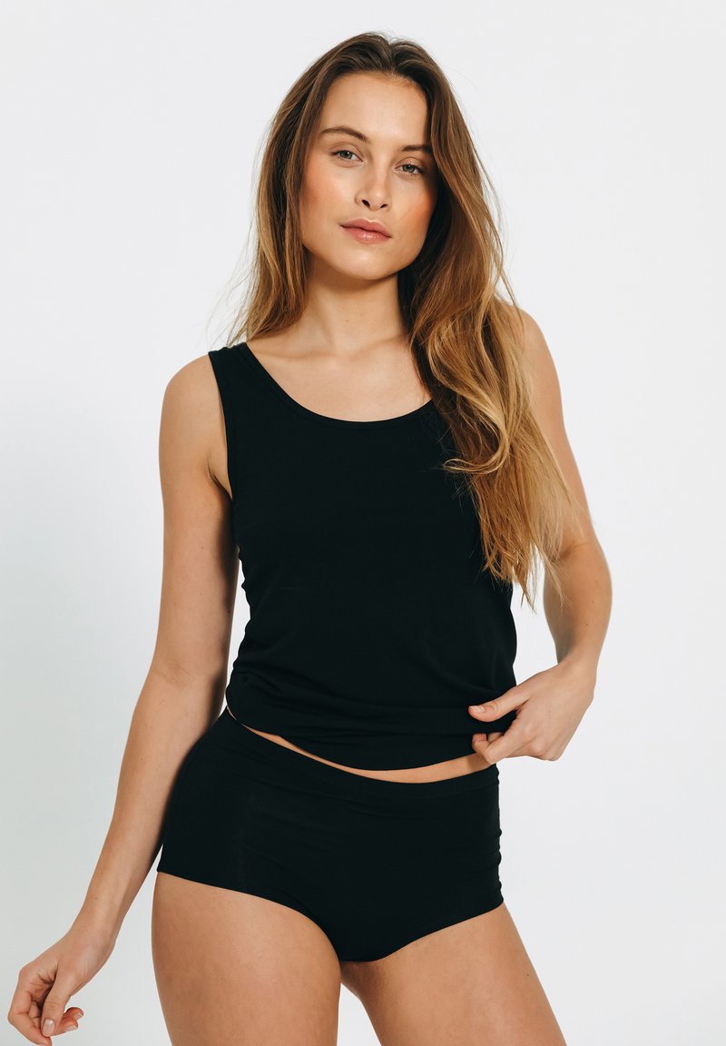 Sort top og koordinerede shorts lavet af blødt stof. Toppen har en rund halsudskæring, og shortsene har en glat talje.