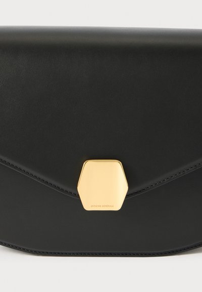 Geantă de umăr din piele neagră cu o textură netedă și un închizător hexagonal aurit. Prezintă un design minimalist, cu linii curate și cusături subtile.
