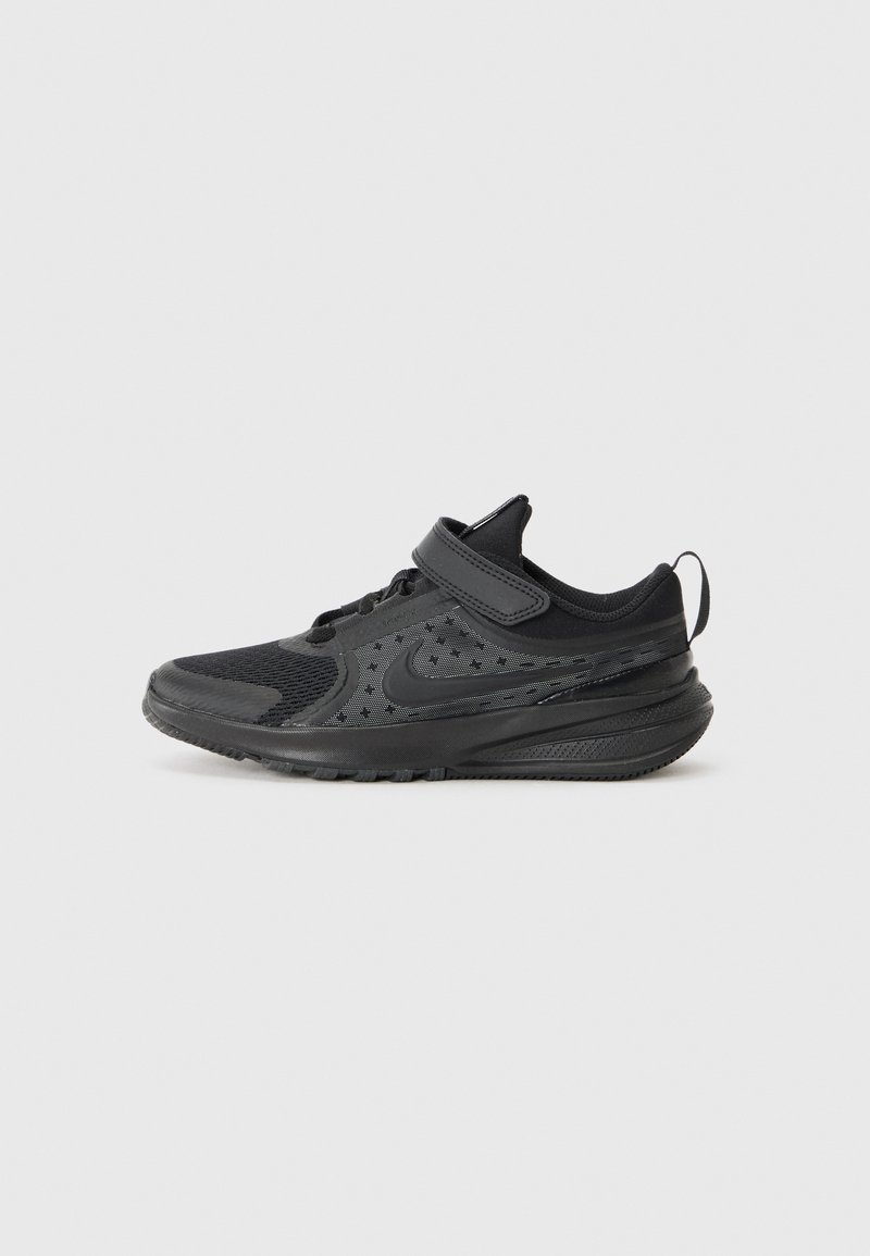 Chaussures de sport noires avec une tige en mesh, un col rembourré, une sangle Velcro réglable, un logo prominent et une semelle en caoutchouc texturé.