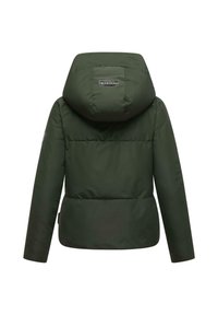 Gewatteerde groene jas met een capuchon, horizontale stiksels en een logo patch op de rug. Soepele textuur en een getailleerde pasvorm.
