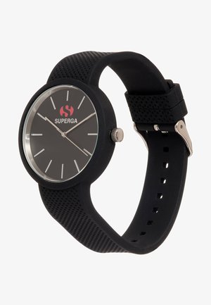 Czarny silikonowy zegarek z okrągłą tarczą, srebrnymi akcentami i wyraźnymi znacznikami godzin. Posiada teksturowany pasek oraz logo w kolorze czerwonym.