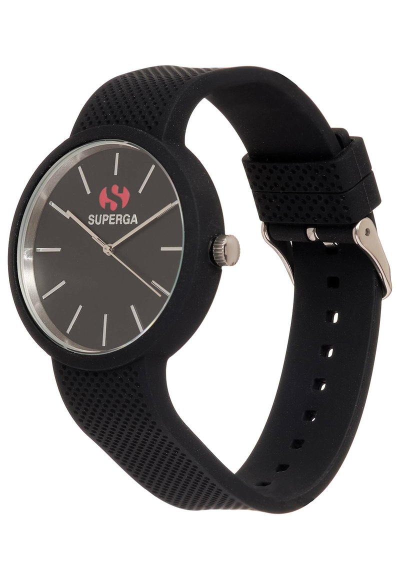 Reloj de silicona negro con una esfera redonda, acentos plateados y marcadores de horas distintivos. Presenta una correa texturizada y un logo en rojo.