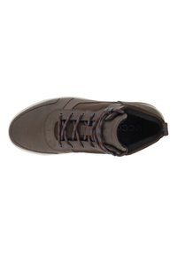 Scarpa alta marrone con tomaia in pelle morbida e rete, lacci scuri a contrasto, collo imbottito e suola in gomma bianca.