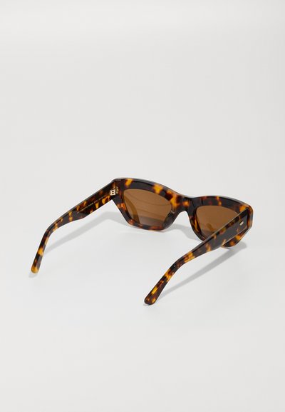 Skildpadde-sunglasses med brune linser. Vinklet form og tykke acetat-rammer. Har slanke arme med en subtil hardwaredetalje.