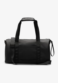 Sac de voyage noir en matériau lisse, doté de deux poignées, d'une bandoulière amovible et d'une poche frontale au design rectangulaire.