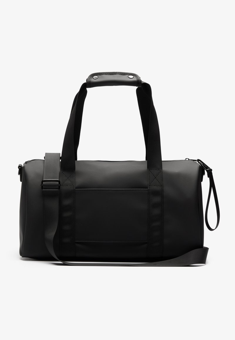 Sac de voyage noir en matériau lisse, doté de deux poignées, d'une bandoulière amovible et d'une poche frontale au design rectangulaire.