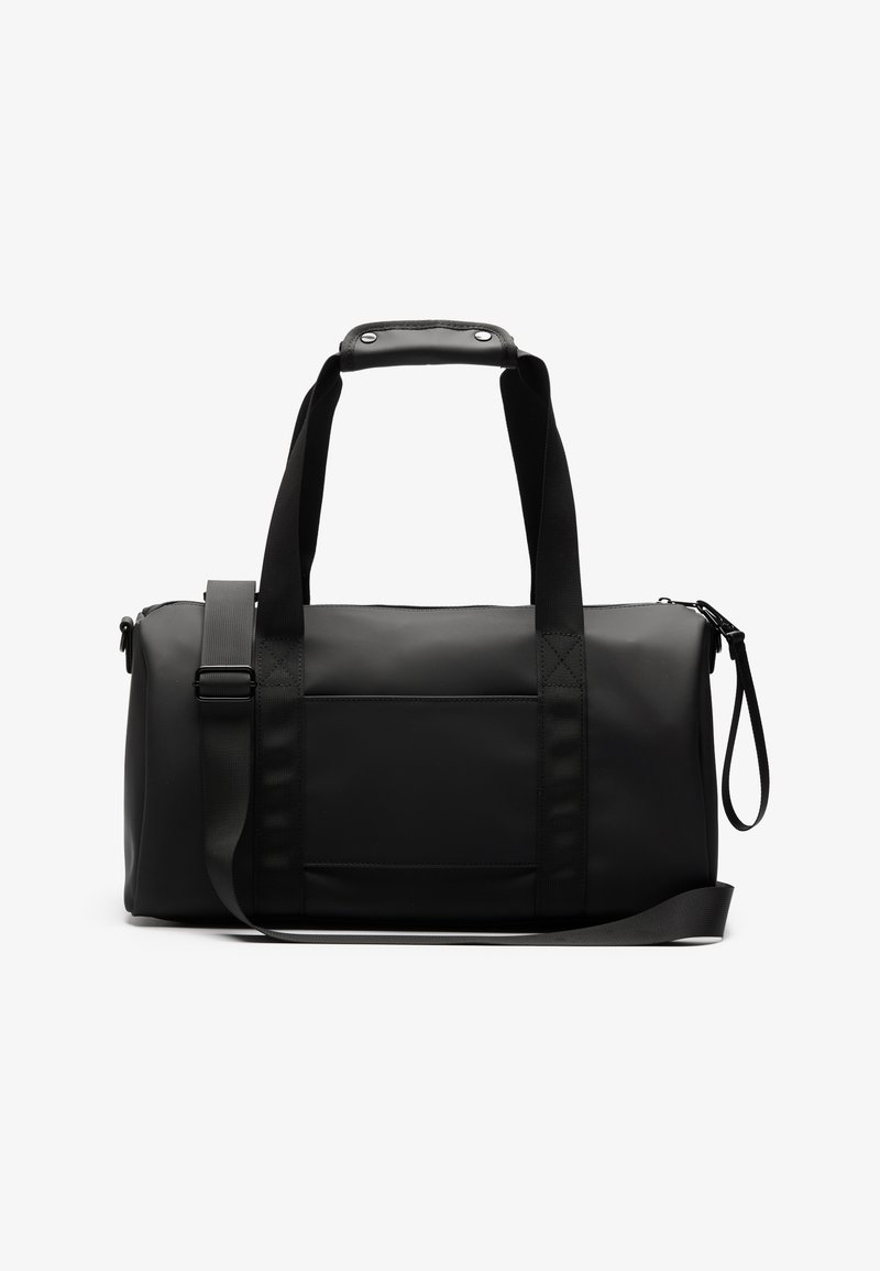 Μαύρη τσάντα σκούφου από λεία ύλη, με δύο χερούλια, αποσπώμενο λουρί ώμου και μπροστινή τσέπη με ορθογώνια σχεδίαση.