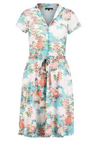 Blommig klänning med blå och pastellfärger, korta ärmar, krage, knapplist framtill, knytning i midjan och pagodtryck.
