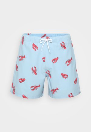 Lyseblå svøm shorts med et mønster af røde hummere, der har en elastisk talje og snøre lukning. Glat tekstur, længde til midt på låret.