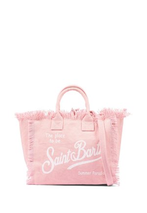 Różowa torba materiałowa z frędzlami na brzegach, krótkimi uchwytami oraz białym tekstem pisanym kursywą: "The place to be Saint Barth Summer Paradise."