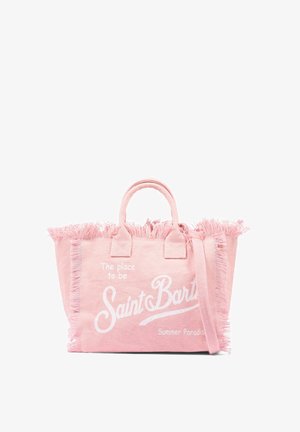 Roze stoffen draagtas met franjeranden, korte handvatten en witte cursieve tekst met de woorden "The place to be Saint Barth Summer Paradise."