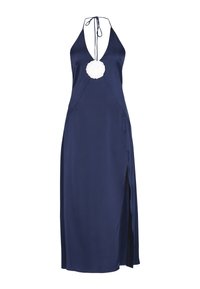 Navy satijnen maxi-jurk met een diepe halslijn, een split aan de zijkant en een witte bloemdetail in het midden. Met strikken in de hals voor aanpassing.