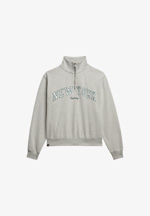 Szara bluza na zamek z wysokim kołnierzem, z haftem "NEW YORK" w ciemnozielonym kolorze, ściągacze przy mankietach i u dołu, wykonana z miękkiego materiału.