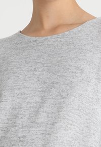Vero Moda Stickad klänning - mottled light grey