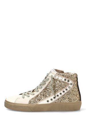Zapatilla alta con suela beige, secciones de cuero crema, cordones grises y paneles de purpurina dorada con detalles de ojales de metal en los lados.