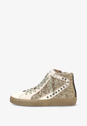 Zapatilla alta con suela beige, secciones de cuero crema, cordones grises y paneles de purpurina dorada con detalles de ojales de metal en los lados.