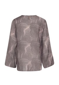 Siva, lahka bluzica s fluidno obliko. Ima mehke, valovite rožnate vzorce in široke rokave. Zadnji pogled prikazuje sproščen kroj.