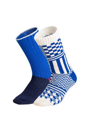 Blauwe en witte sokken met een geribbeld en geblokt patroon. De ene sok is volledig donkerblauw en de andere heeft een getextureerd geometrisch patroon.