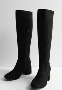 Czarne kozaki do ud wykonane z miękkiego zamszu, z kwadratowym obcasem, zamkiem błyskawicznym z boku i gładką fakturą. Klasyczny, elegancki design.