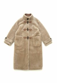 Beige, lång kappa i mjukt, plyschigt tyg med hög krage, fyra knäppningar framtill och två stora fickor.