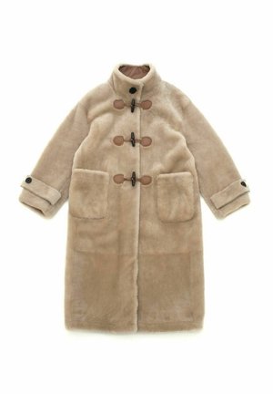 Manteau long beige en tissu doux et moelleux avec un col haut, quatre fermetures à toggles à l'avant et deux grandes poches plaquées.