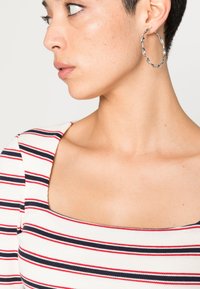 ONLY ONLODA SQUARENECK BOX - Camisola de manga comprida - cloud dancer/night sky/urban red