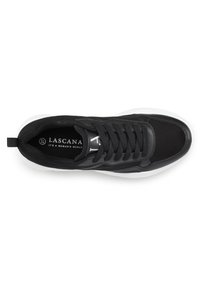 Scarpa sportiva nera con tomaia sintetica liscia, design con lacci, dettagli testurizzati e suola in gomma bianca. Logo visibile all'interno.