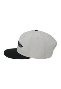 Cappellino grigio con visiera nera, caratterizzato da testo ricamato sulla parte anteriore. Realizzato in tessuto dalla texture liscia, design strutturato e chiusura snapback.