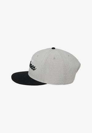 Gorra gris con visera negra, con un diseño redondeado, acentos cosidos y texto bordado en la parte frontal. Hecha de material de algodón.