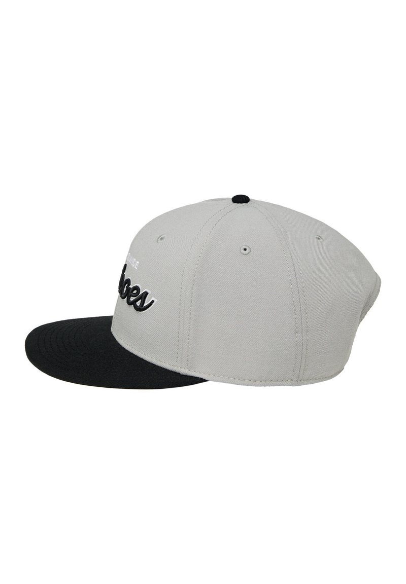 Cappellino grigio con visiera nera, caratterizzato da testo ricamato sulla parte anteriore. Realizzato in tessuto dalla texture liscia, design strutturato e chiusura snapback.