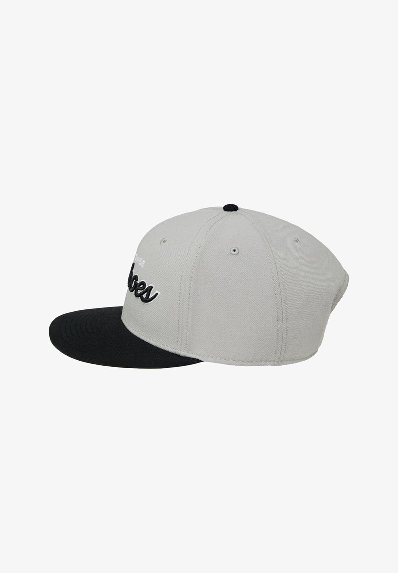 Cappellino grigio con visiera nera, caratterizzato da testo ricamato sulla parte anteriore. Realizzato in tessuto dalla texture liscia, design strutturato e chiusura snapback.